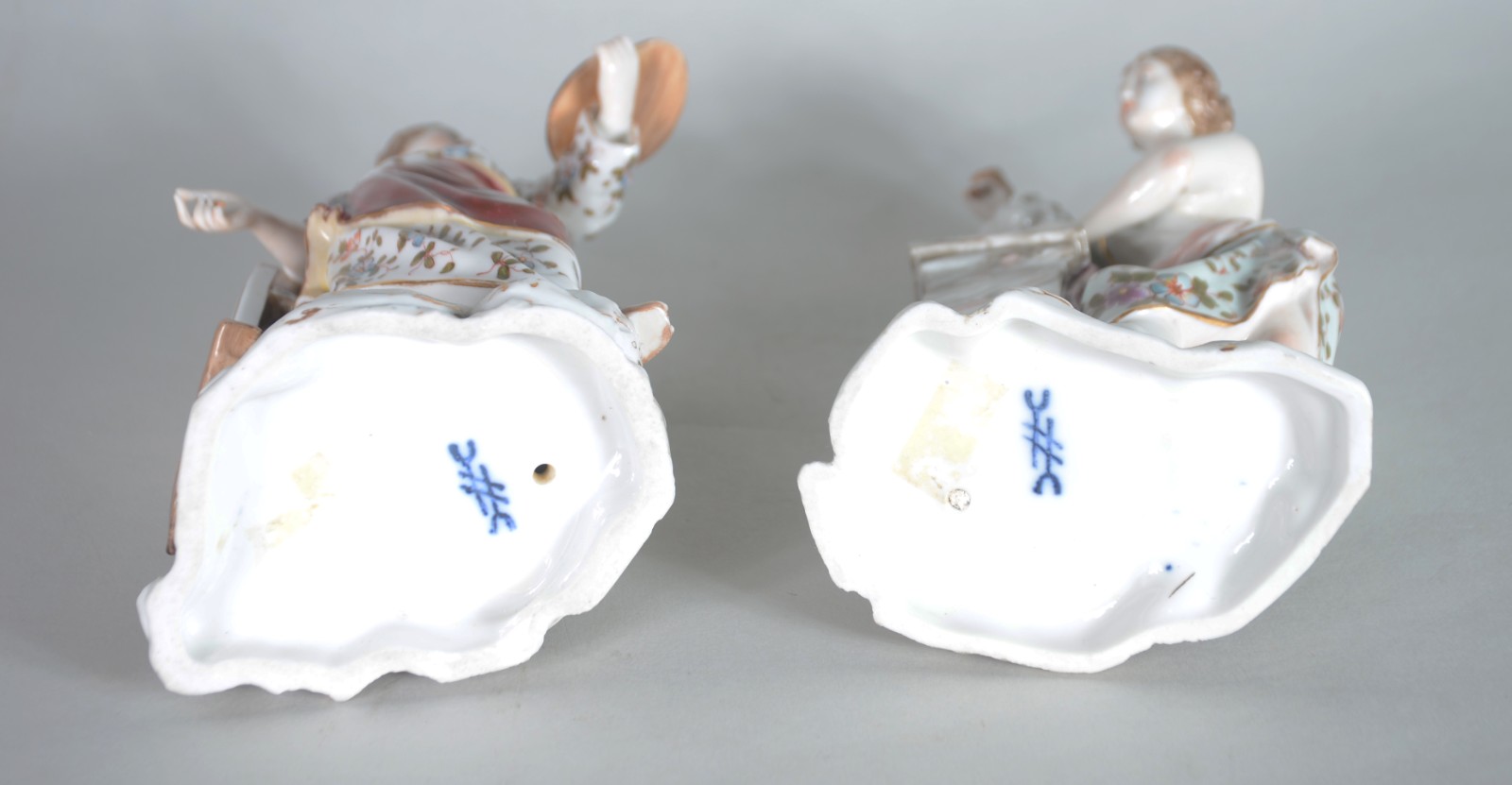 Par de belíssimas estatuetas de porcelana alemã policromada... - foto 7 de 9