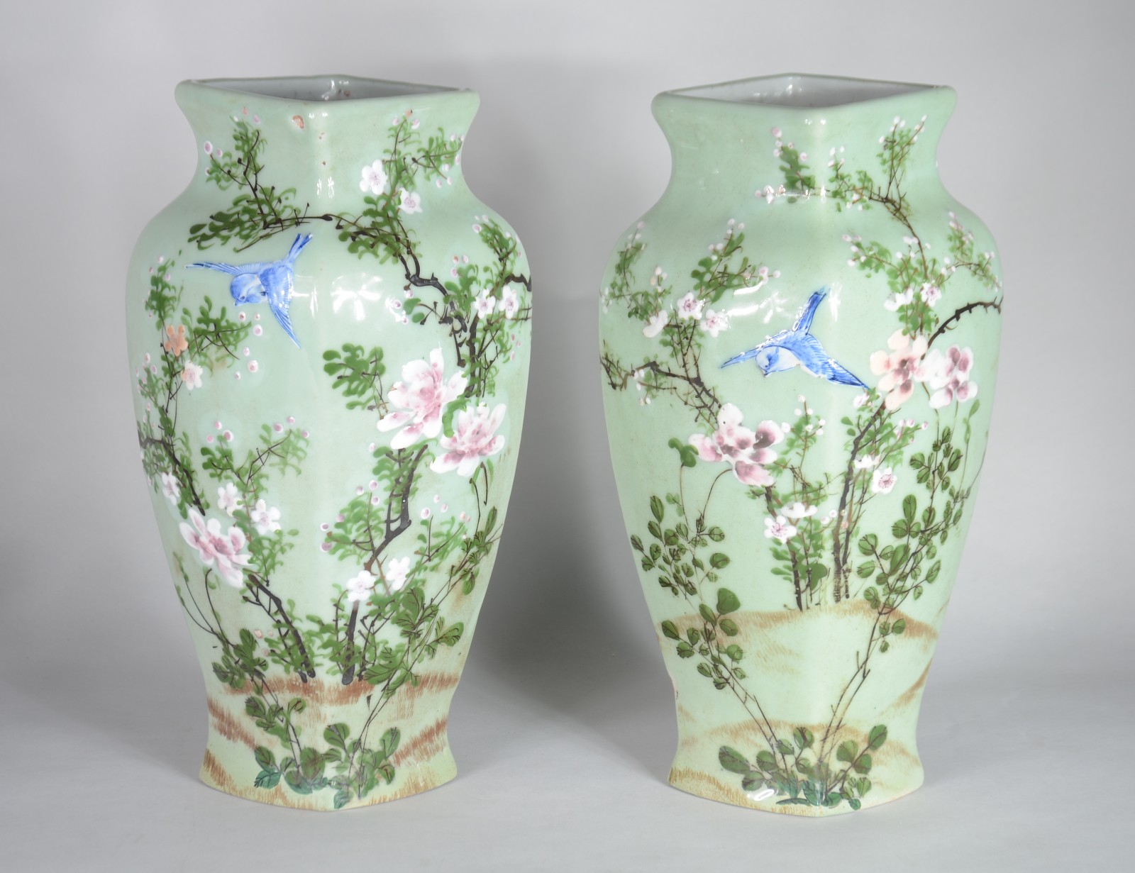 Par de antigos vasos de porcelana chinesa Celadon com pássaros e... - foto 1 de 10