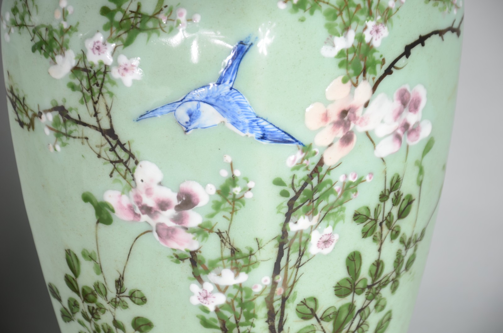 Par de antigos vasos de porcelana chinesa Celadon com pássaros e... - foto 2 de 10