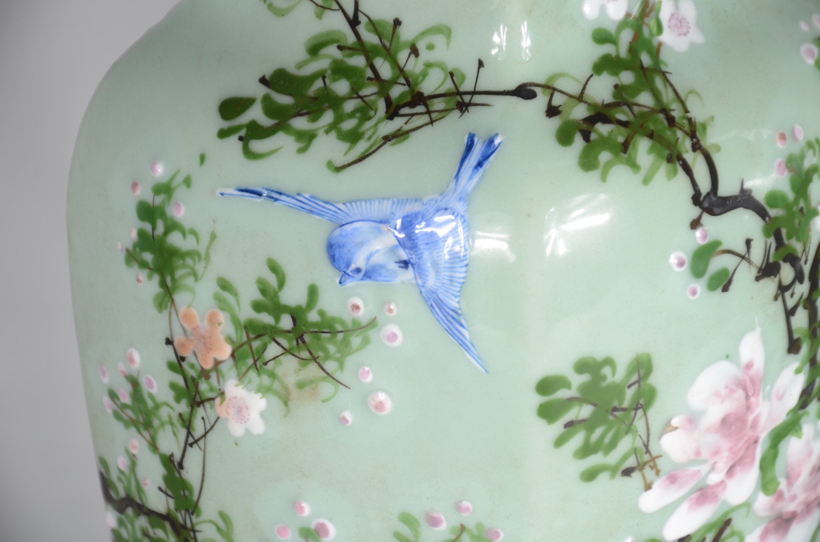 Par de antigos vasos de porcelana chinesa Celadon com pássaros e... - foto 3 de 10