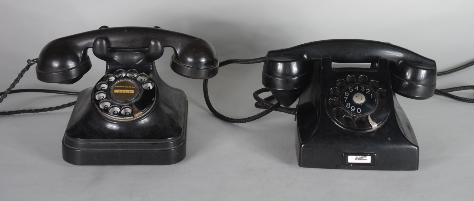 Dois aparelhos telefônicos de baquelite preto, Standard Electrica e... - foto 1 de 8