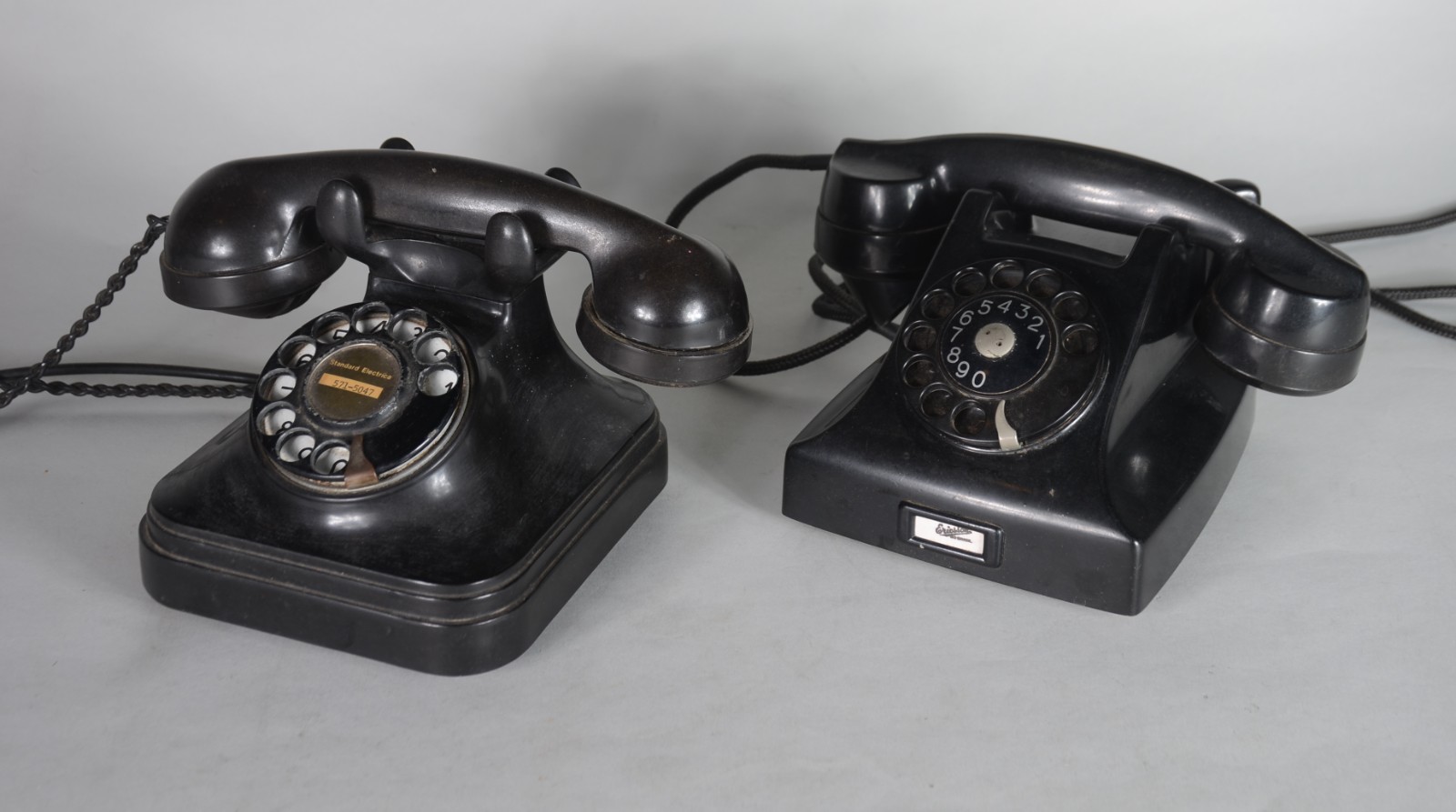 Dois aparelhos telefônicos de baquelite preto, Standard Electrica e... - foto 2 de 8