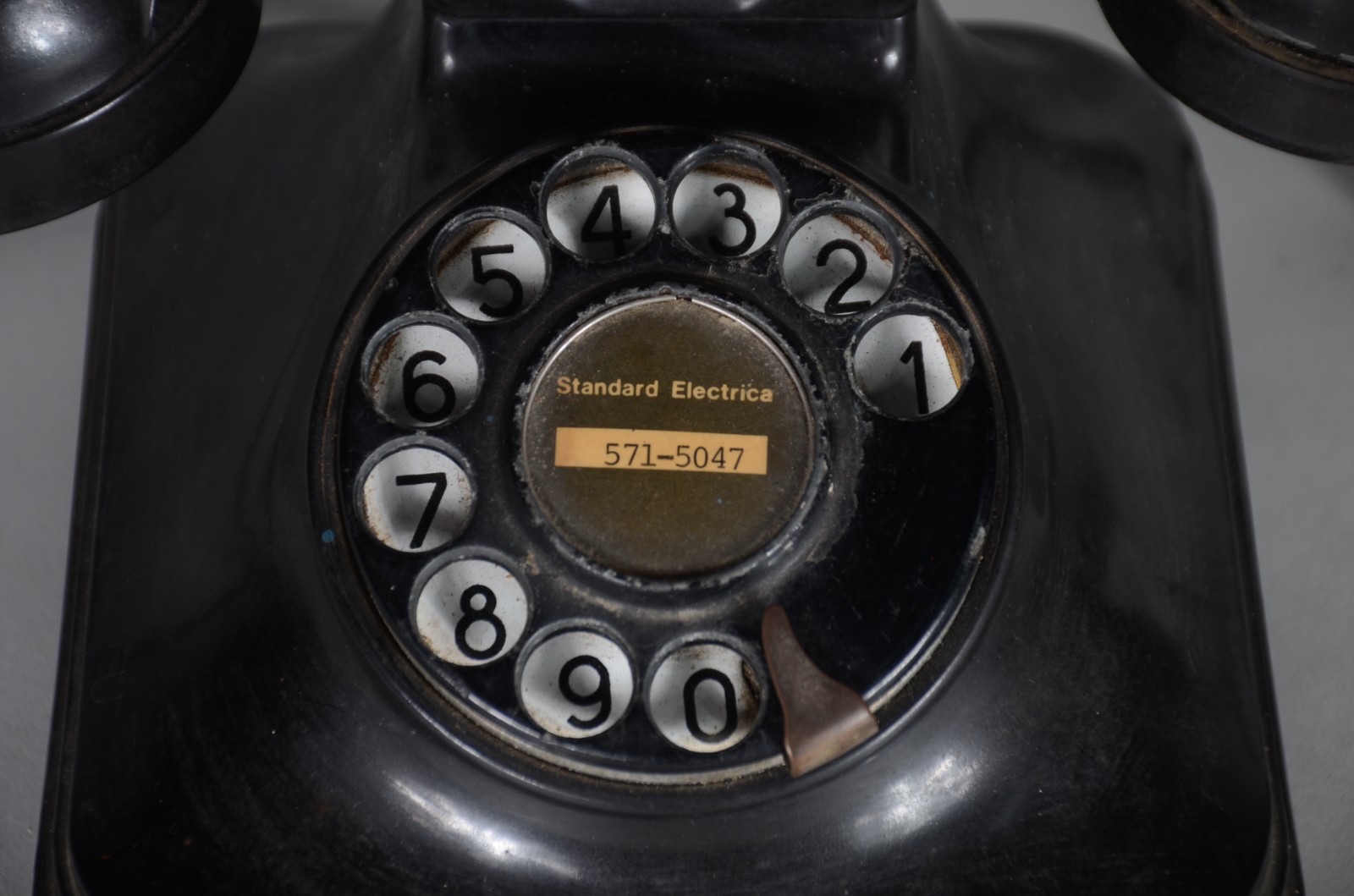Dois aparelhos telefônicos de baquelite preto, Standard Electrica e... - foto 3 de 8