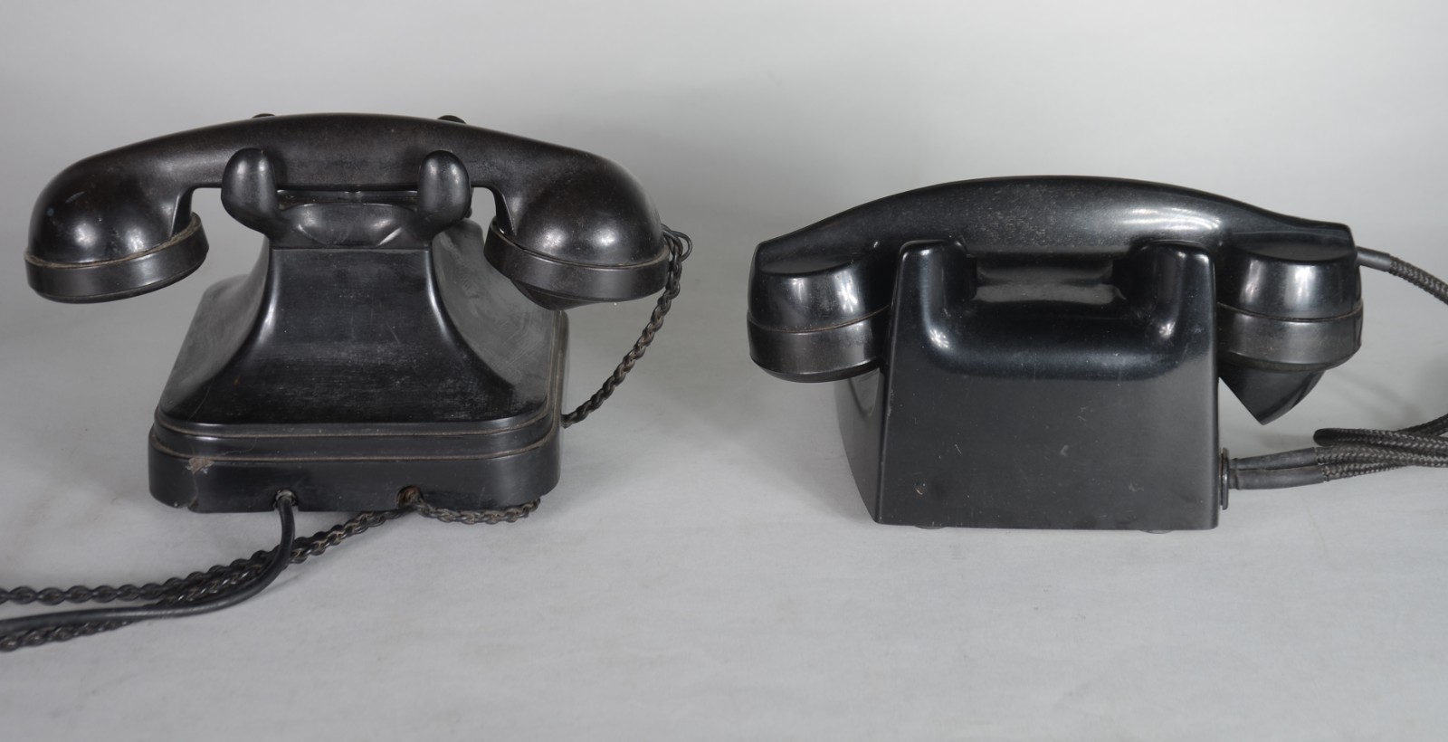 Dois aparelhos telefônicos de baquelite preto, Standard Electrica e... - foto 4 de 8