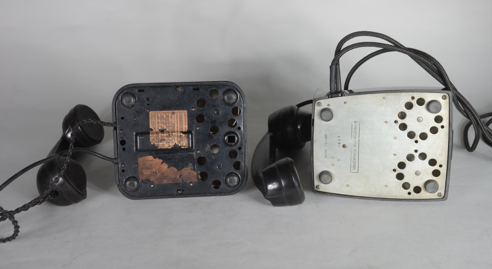 Dois aparelhos telefônicos de baquelite preto, Standard Electrica e... - foto 5 de 8