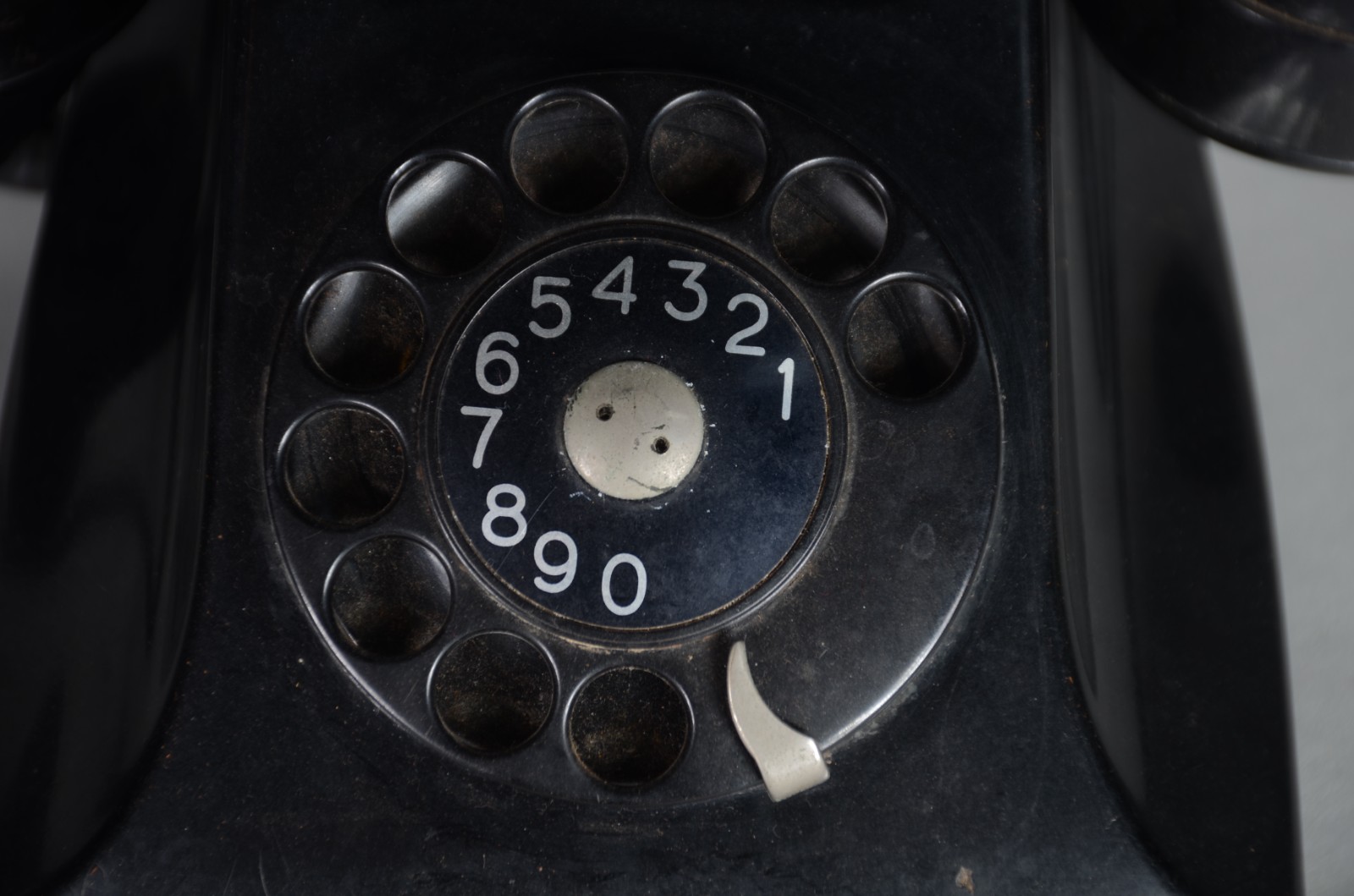 Dois aparelhos telefônicos de baquelite preto, Standard Electrica e... - foto 6 de 8