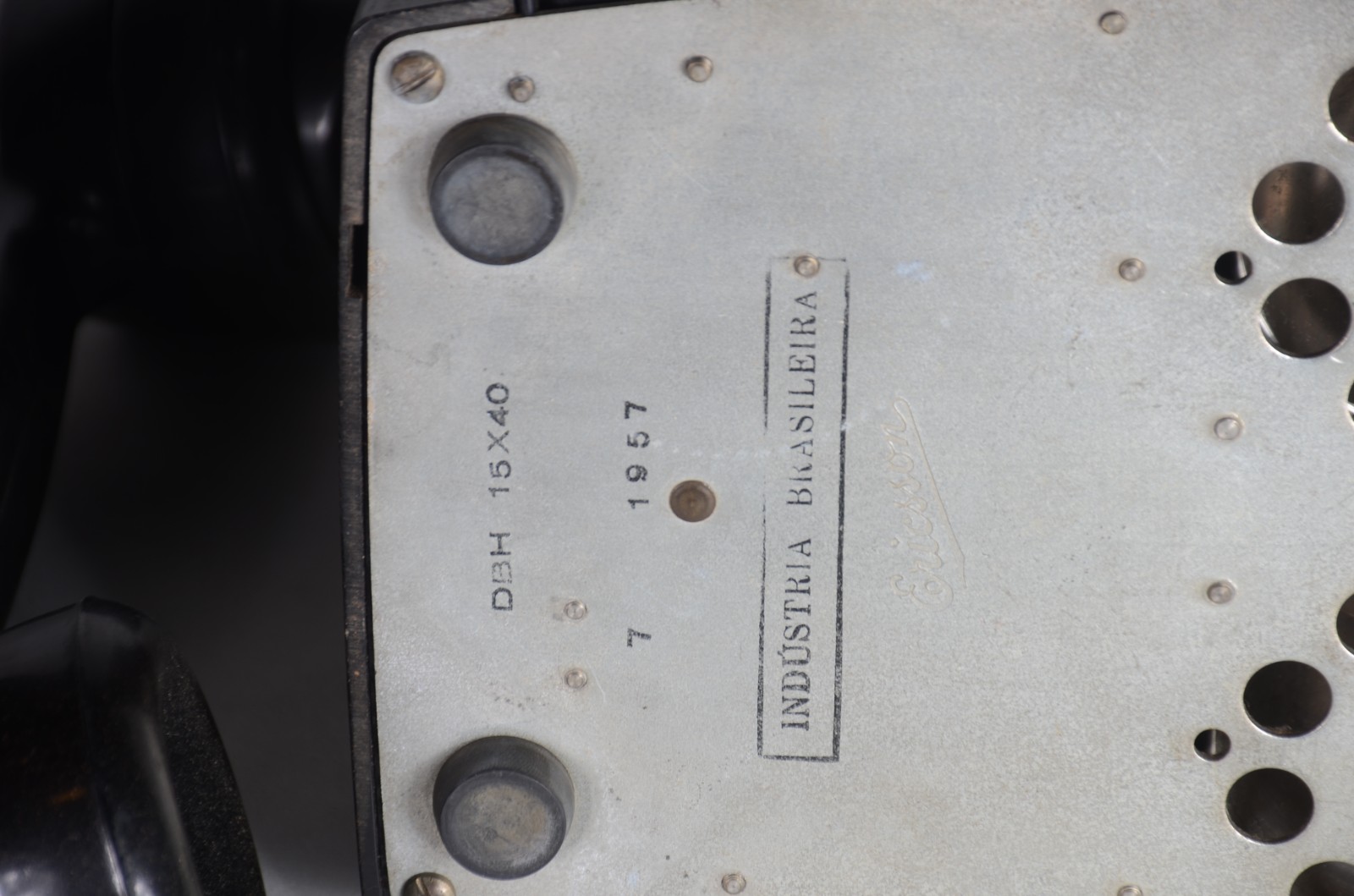 Dois aparelhos telefônicos de baquelite preto, Standard Electrica e... - foto 7 de 8