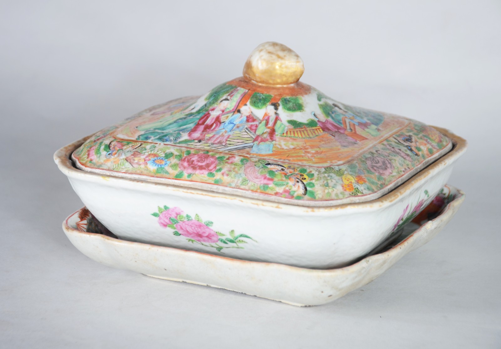 Duas peças de antiga porcelana chinesa, decorados com figuras de... - foto 3 de 10