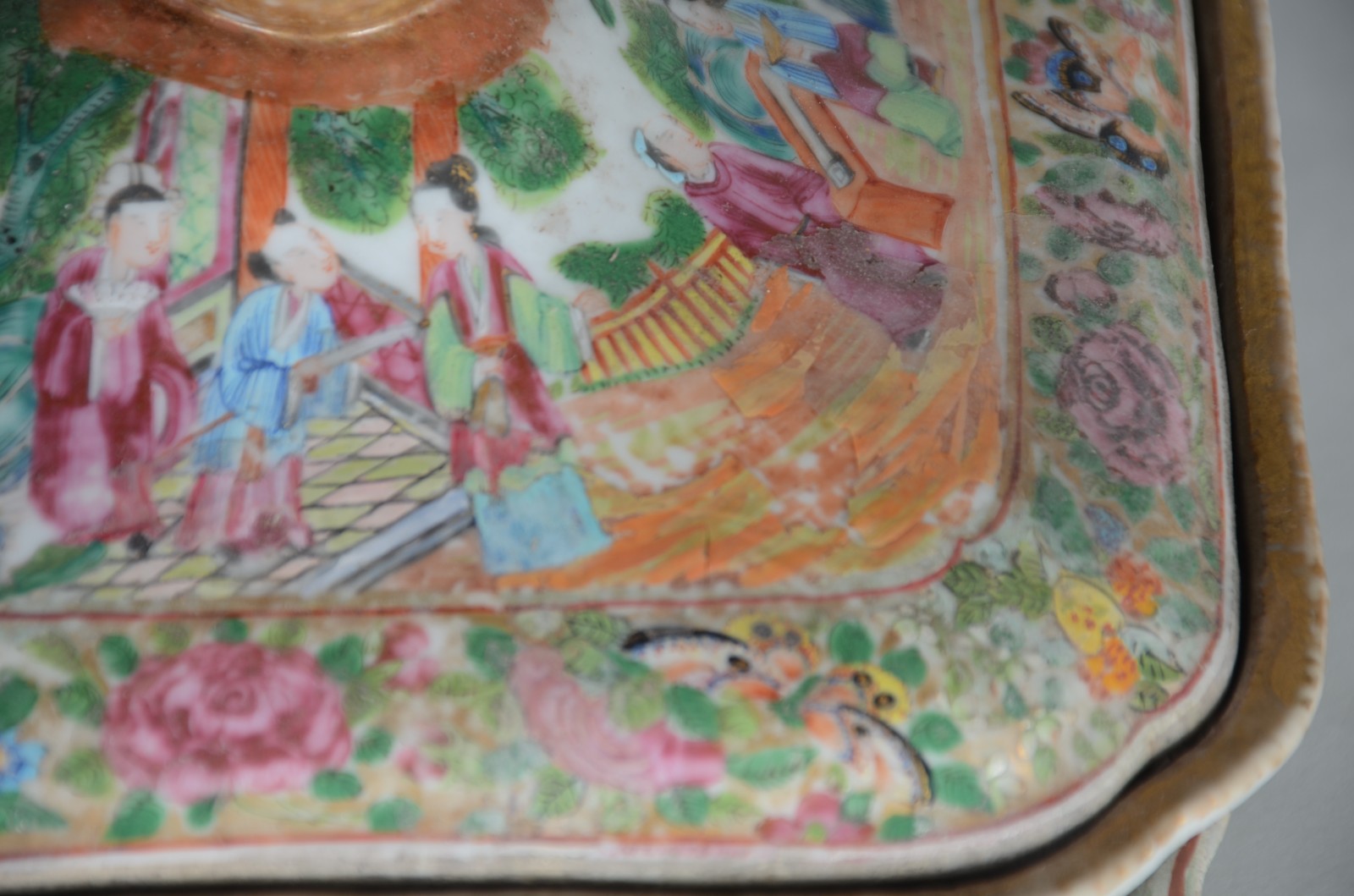 Duas peças de antiga porcelana chinesa, decorados com figuras de... - foto 5 de 10