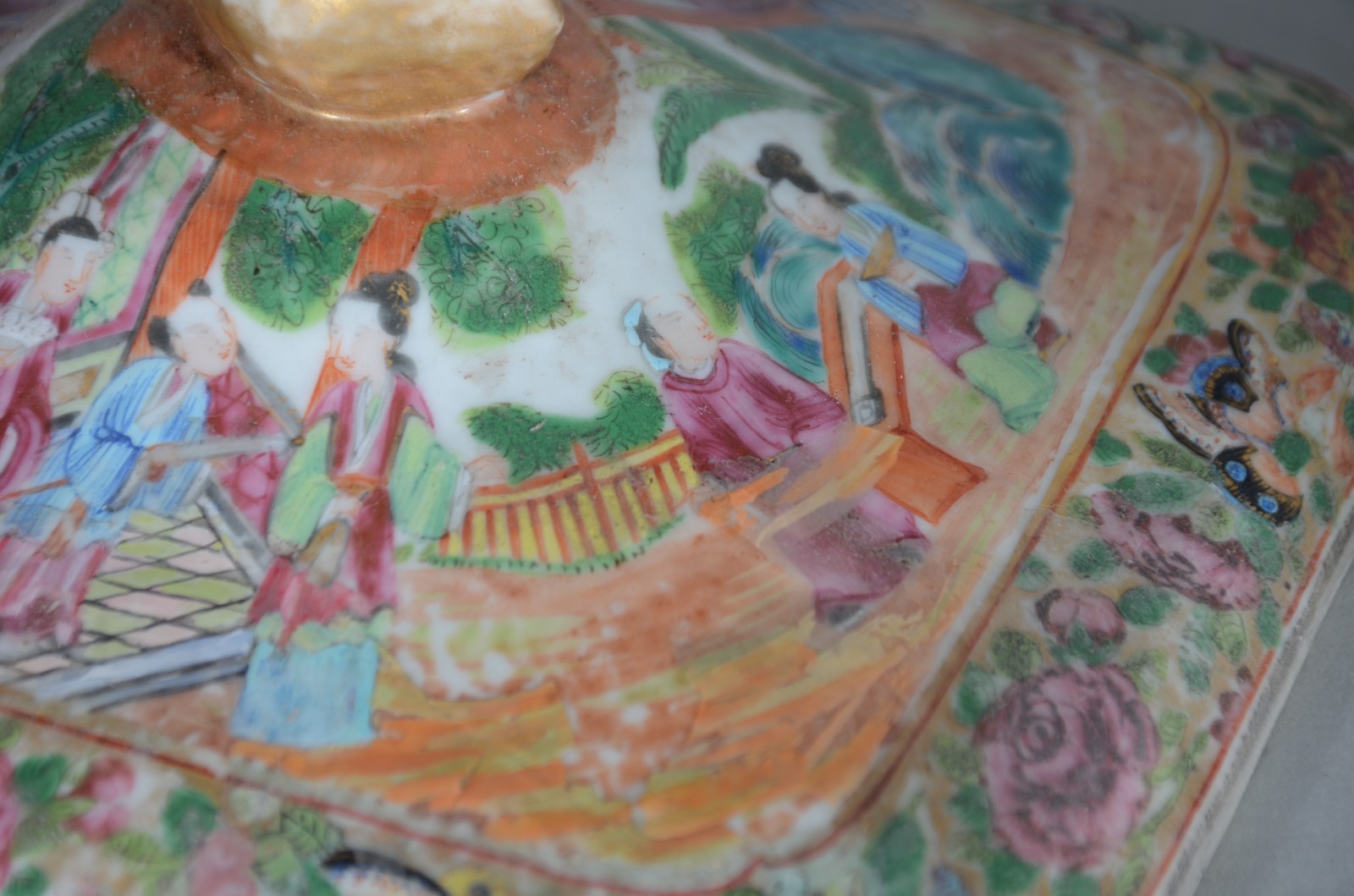 Duas peças de antiga porcelana chinesa, decorados com figuras de... - foto 7 de 10