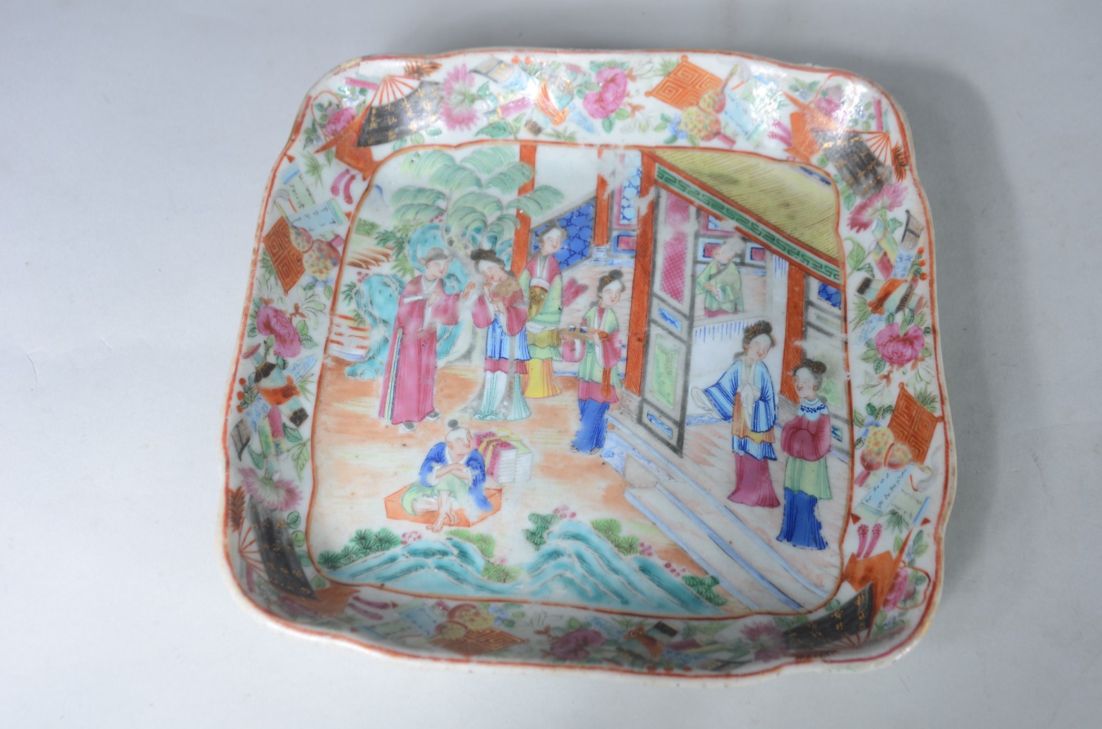 Duas peças de antiga porcelana chinesa, decorados com figuras de... - foto 8 de 10