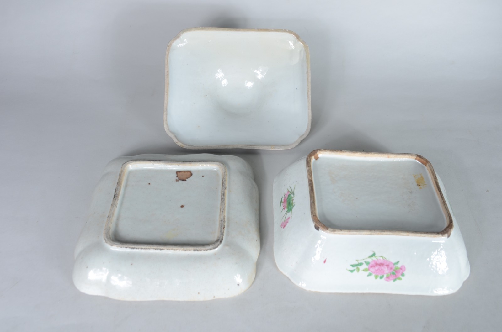 Duas peças de antiga porcelana chinesa, decorados com figuras de... - foto 9 de 10