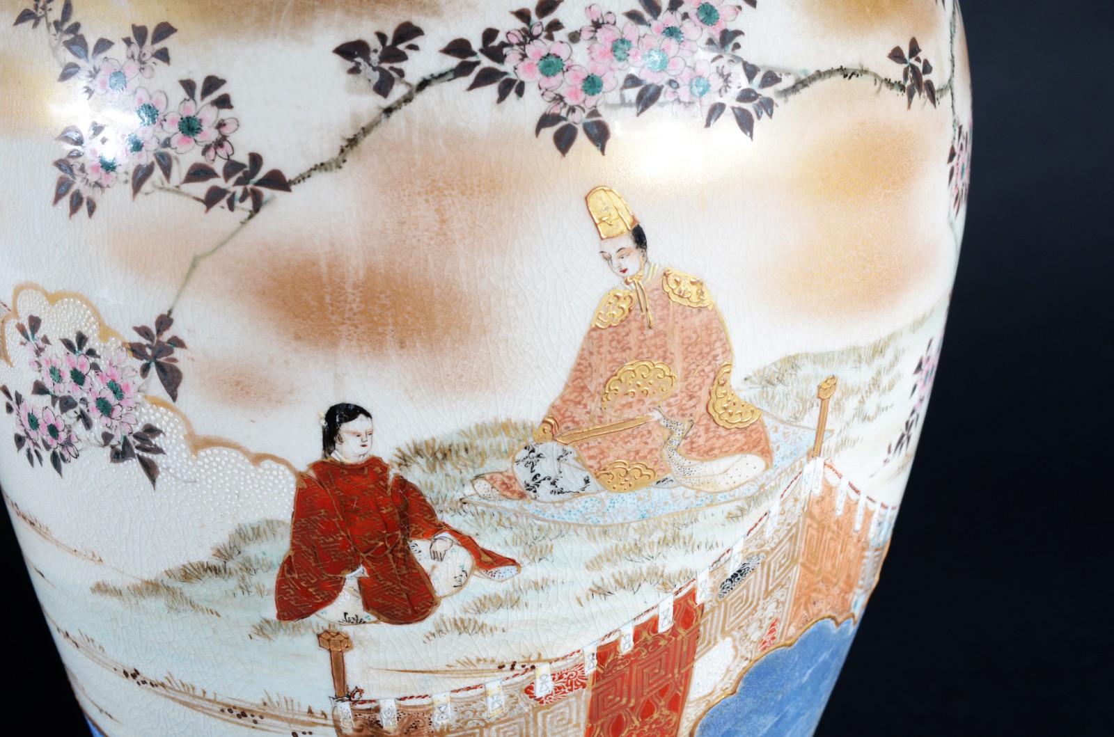 Vaso de faiança japonesa Satzuma Imperial decorado com figuras em... - foto 2 de 10
