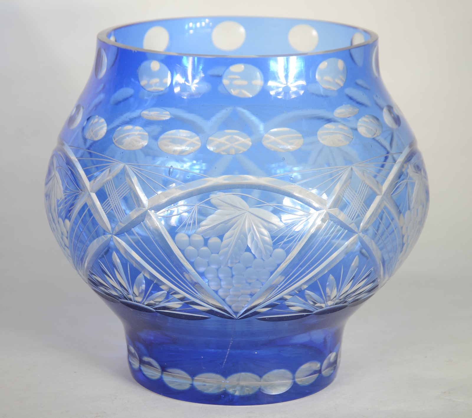 Vaso de cristal doublé azul lapidado com uvas e folhas de parreiras. - foto 1 de 8