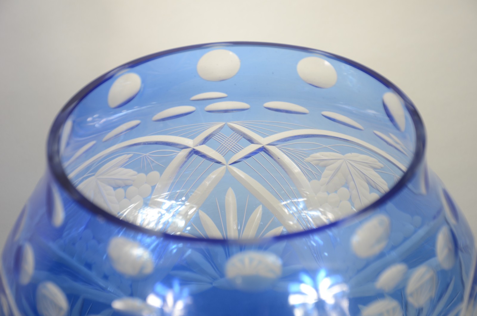 Vaso de cristal doublé azul lapidado com uvas e folhas de parreiras. - foto 2 de 8