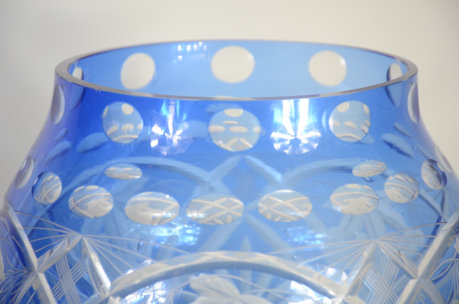 Vaso de cristal doublé azul lapidado com uvas e folhas de parreiras. - foto 3 de 8