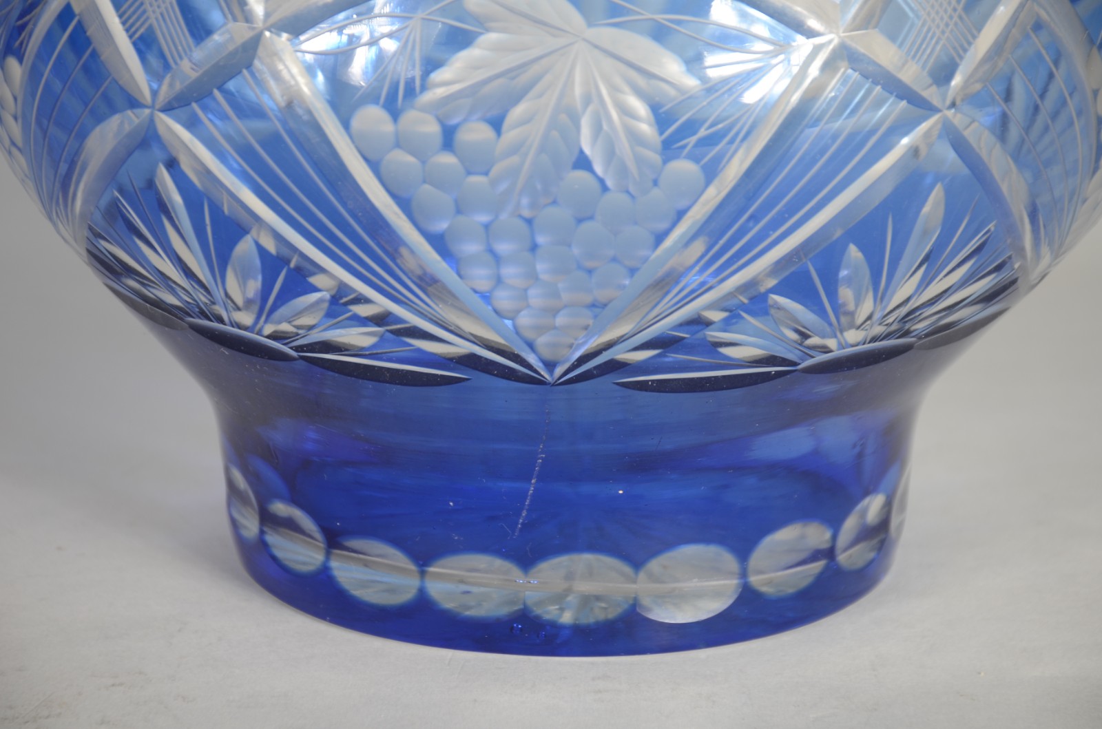 Vaso de cristal doublé azul lapidado com uvas e folhas de parreiras. - foto 4 de 8