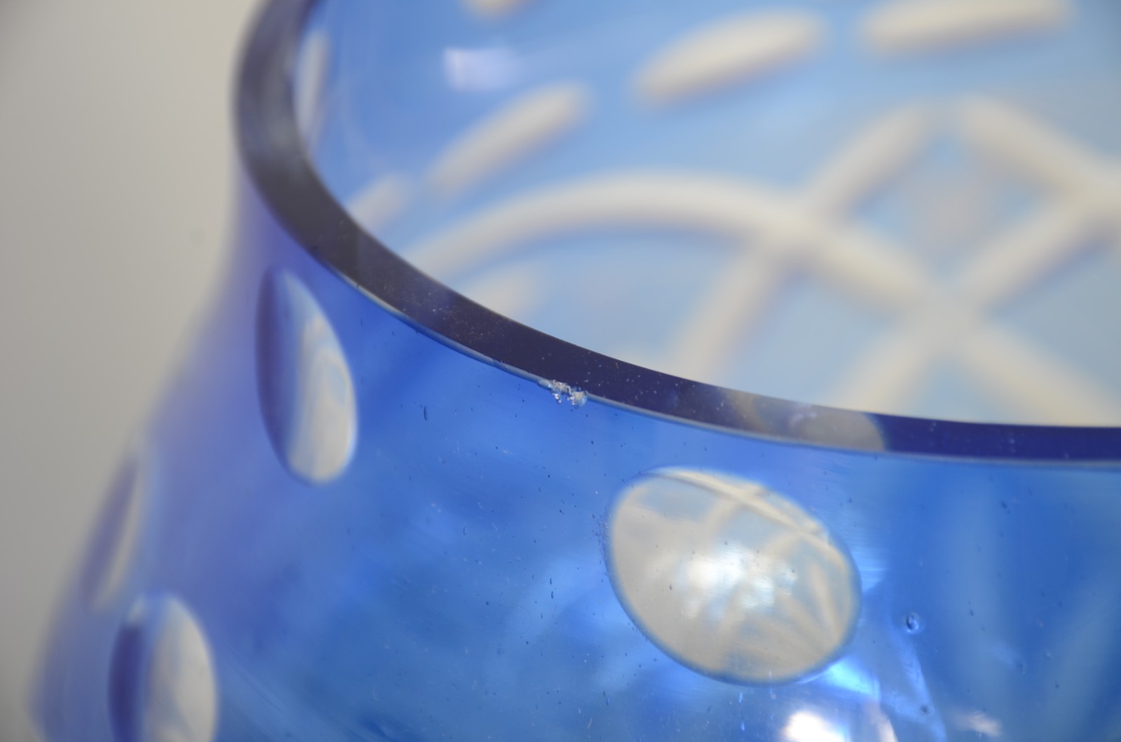Vaso de cristal doublé azul lapidado com uvas e folhas de parreiras. - foto 5 de 8