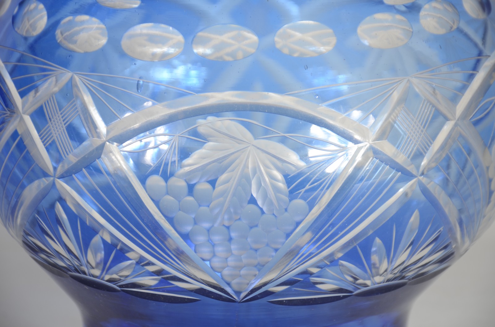 Vaso de cristal doublé azul lapidado com uvas e folhas de parreiras. - foto 6 de 8