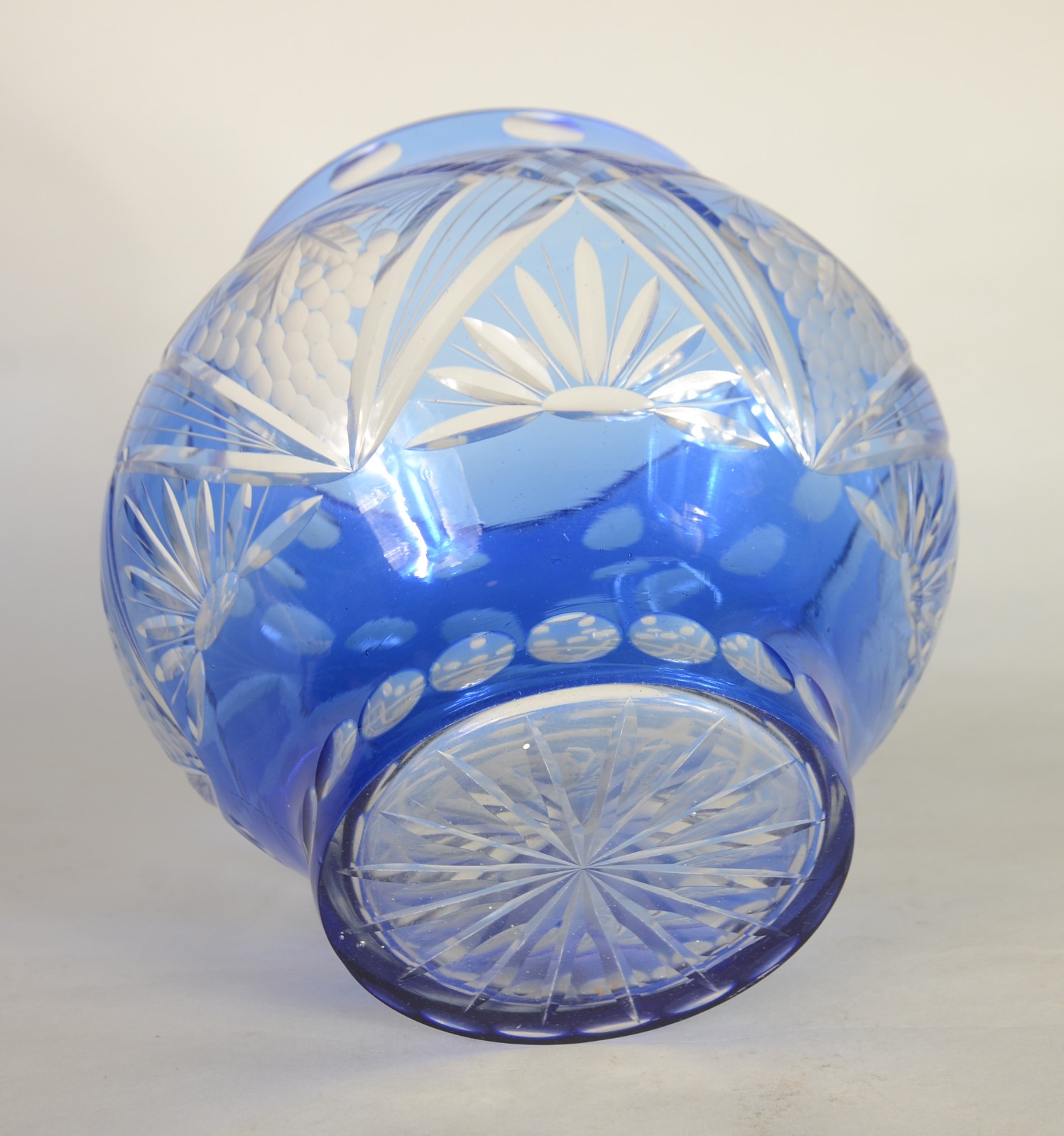 Vaso de cristal doublé azul lapidado com uvas e folhas de parreiras. - foto 7 de 8