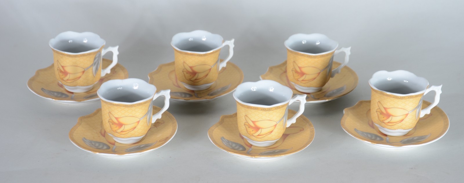 Seis xícaras para café com pires de porcelana decorada com flores em... - foto 1 de 4