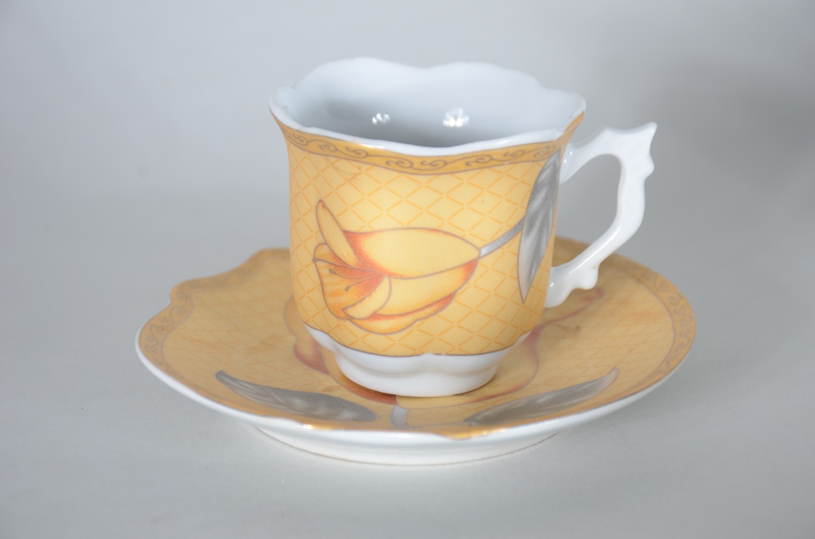 Seis xícaras para café com pires de porcelana decorada com flores em... - foto 2 de 4