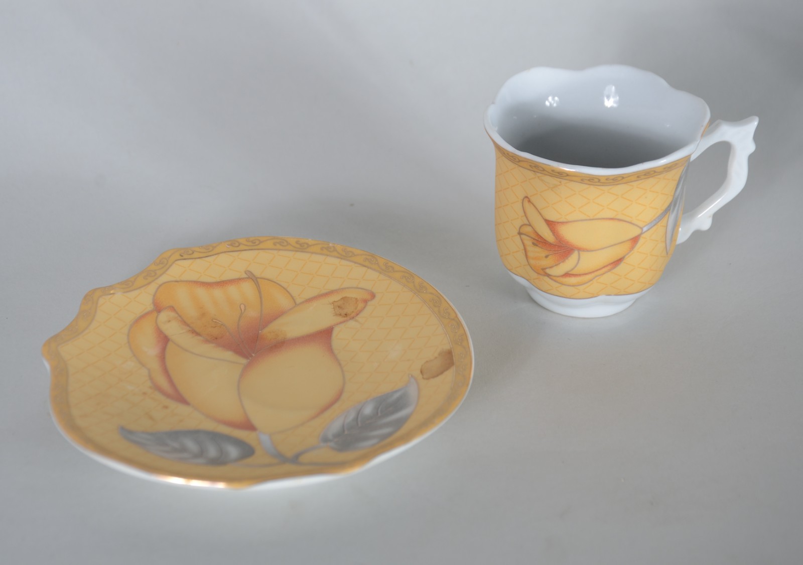 Seis xícaras para café com pires de porcelana decorada com flores em... - foto 3 de 4