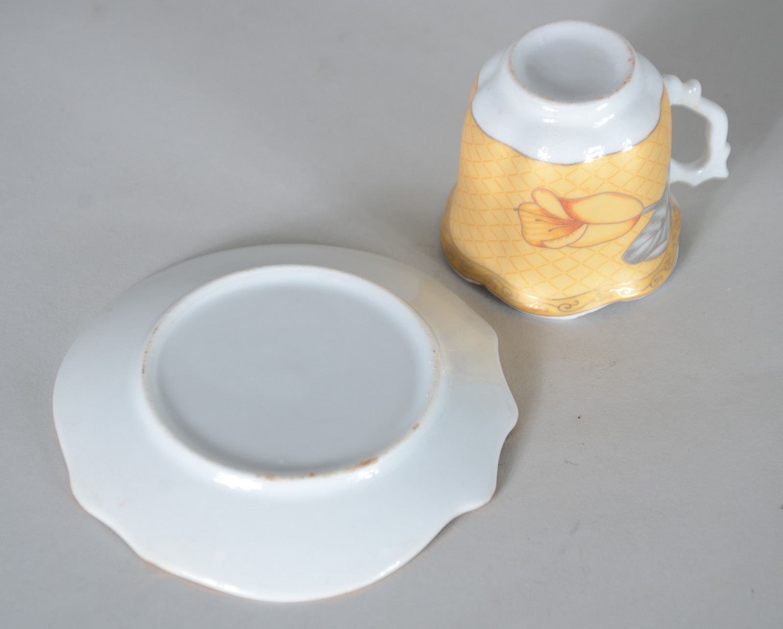 Seis xícaras para café com pires de porcelana decorada com flores em... - foto 4 de 4
