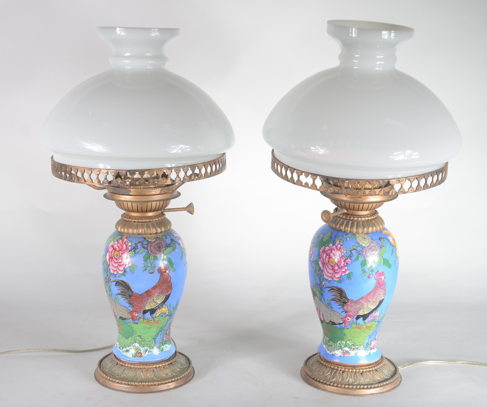 Par de abatjoures feitio lampião de porcelana, fundo azul com figura... - foto 1 de 7