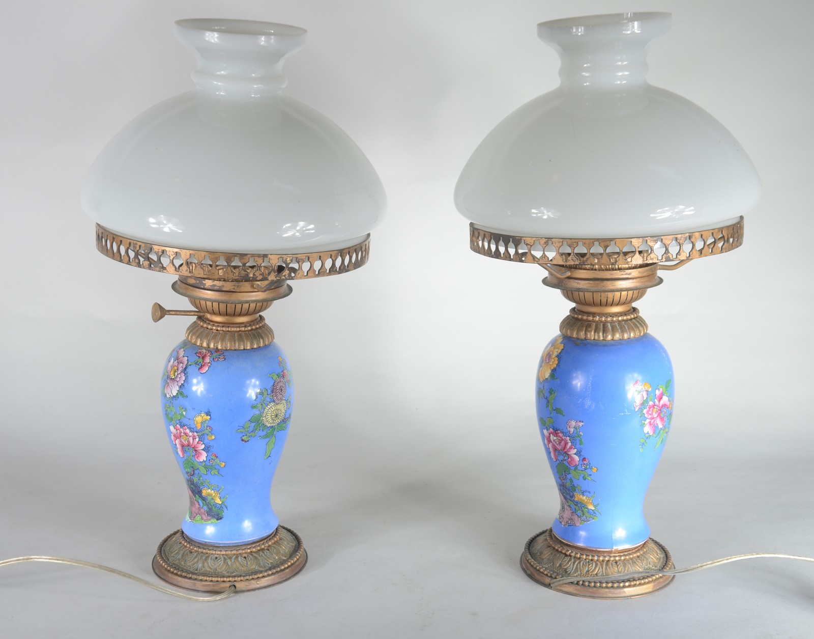 Par de abatjoures feitio lampião de porcelana, fundo azul com figura... - foto 2 de 7