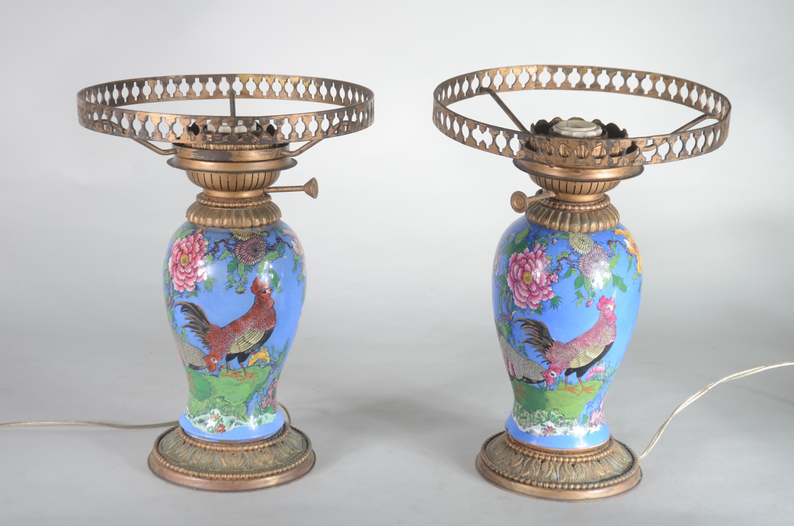 Par de abatjoures feitio lampião de porcelana, fundo azul com figura... - foto 3 de 7