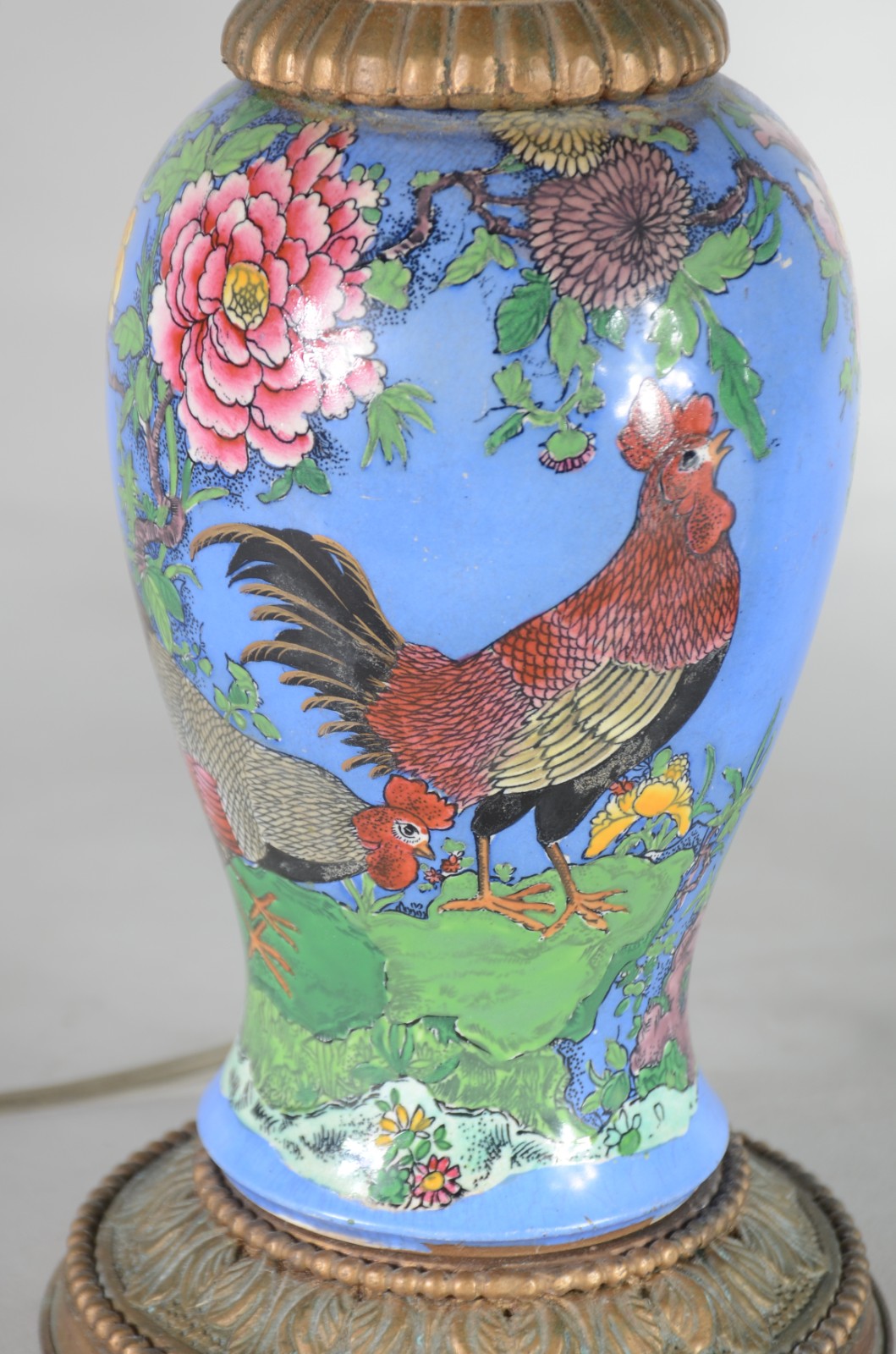 Par de abatjoures feitio lampião de porcelana, fundo azul com figura... - foto 4 de 7