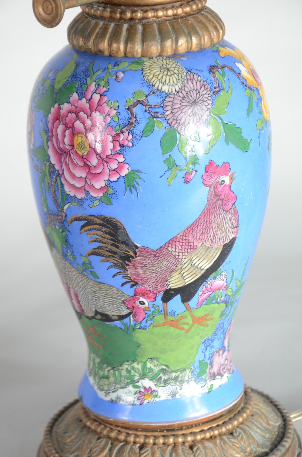 Par de abatjoures feitio lampião de porcelana, fundo azul com figura... - foto 5 de 7