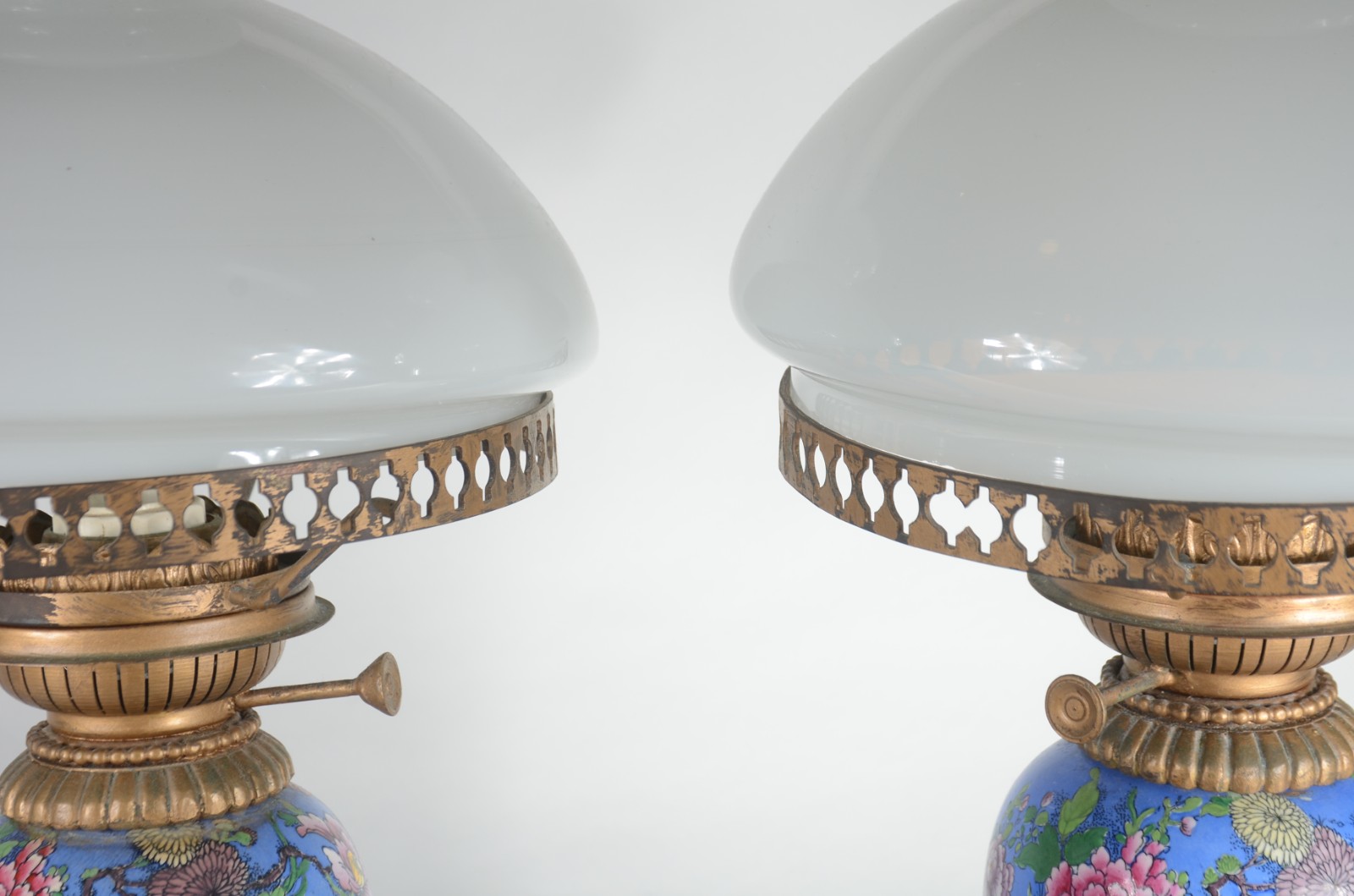 Par de abatjoures feitio lampião de porcelana, fundo azul com figura... - foto 6 de 7