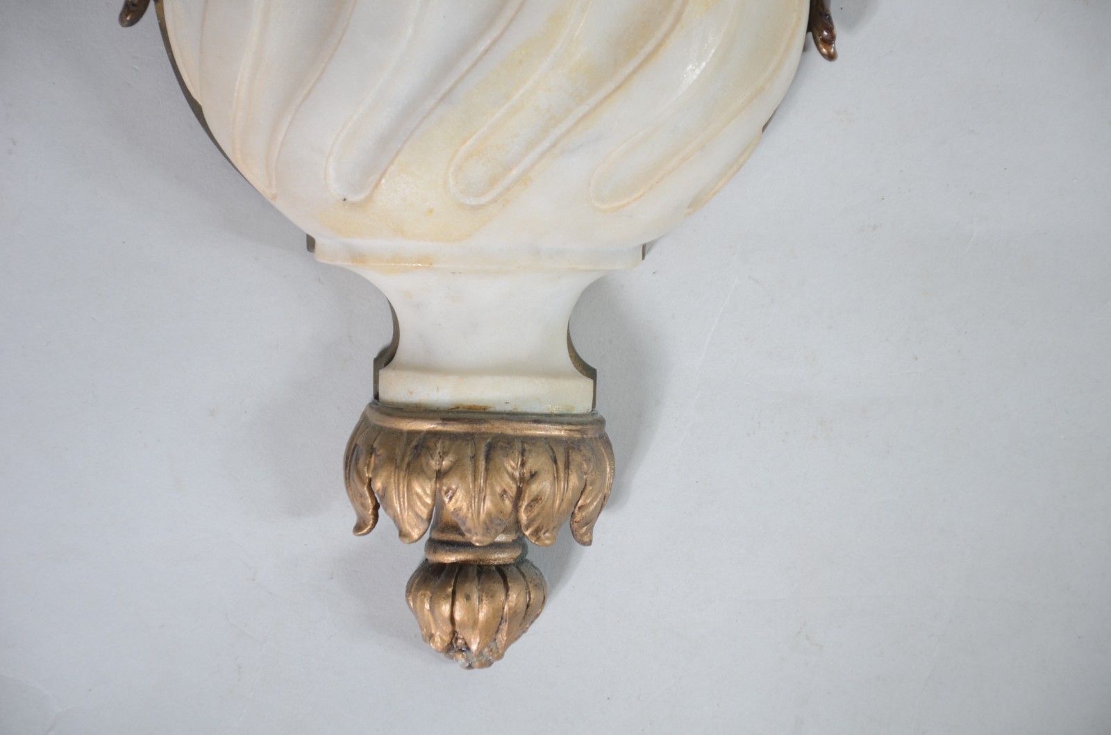 Par de arandelas de metal dourado, base de pedra no feitio de ânfora... - foto 7 de 11