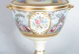 Duas peças, sendo: potiche de porcelana Dom Ped... - Duas peças, sendo: potiche de porcelana Dom Pedro e centro de mesa de cristal doublé lapidado na cor âmbar.
