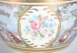 Duas peças, sendo: potiche de porcelana Dom Ped... - Duas peças, sendo: potiche de porcelana Dom Pedro e centro de mesa de cristal doublé lapidado na cor âmbar.
