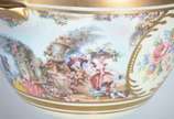Duas peças, sendo: potiche de porcelana Dom Ped... - Duas peças, sendo: potiche de porcelana Dom Pedro e centro de mesa de cristal doublé lapidado na cor âmbar.