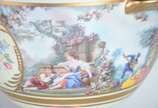 Duas peças, sendo: potiche de porcelana Dom Ped... - Duas peças, sendo: potiche de porcelana Dom Pedro e centro de mesa de cristal doublé lapidado na cor âmbar.