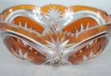 Duas peças, sendo: potiche de porcelana Dom Ped... - Duas peças, sendo: potiche de porcelana Dom Pedro e centro de mesa de cristal doublé lapidado na cor âmbar.