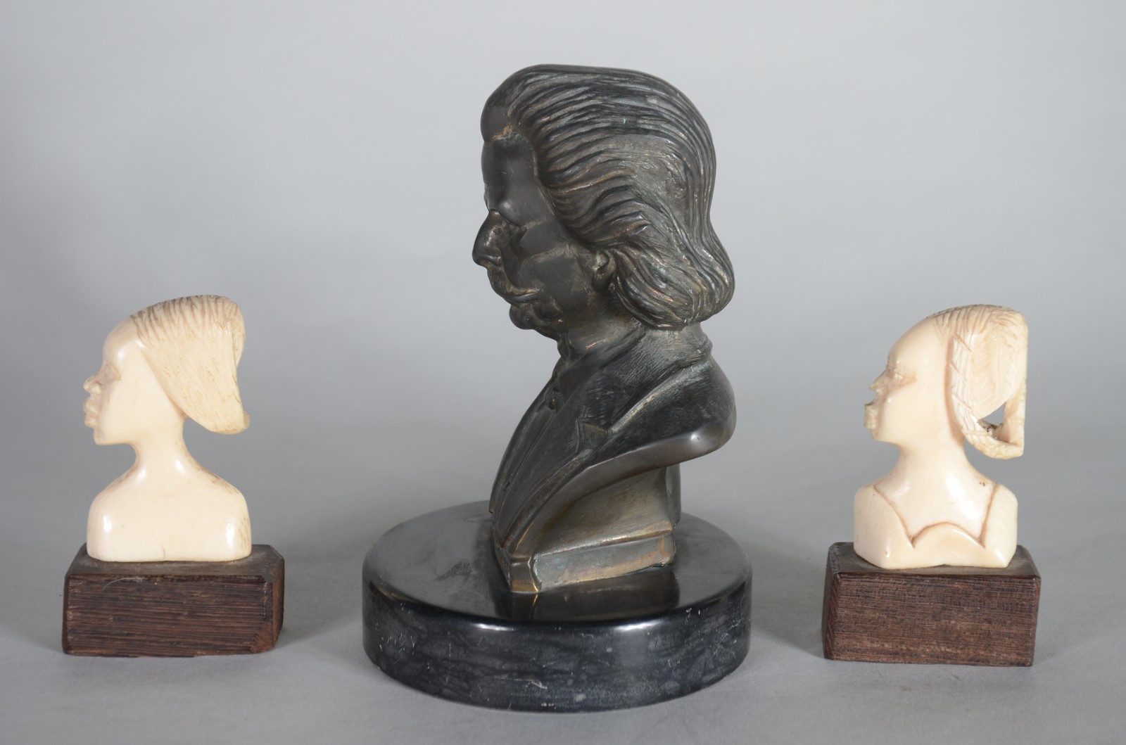 Três peças diversas, sendo um busto de metal representando Carlos... - foto 3 de 7