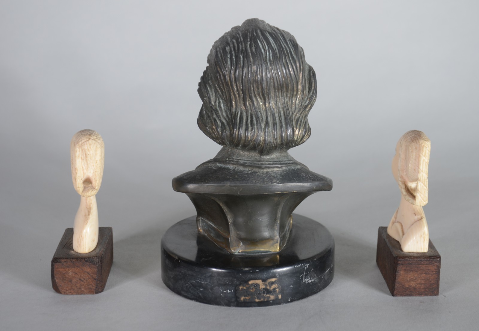 Três peças diversas, sendo um busto de metal representando Carlos... - foto 4 de 7