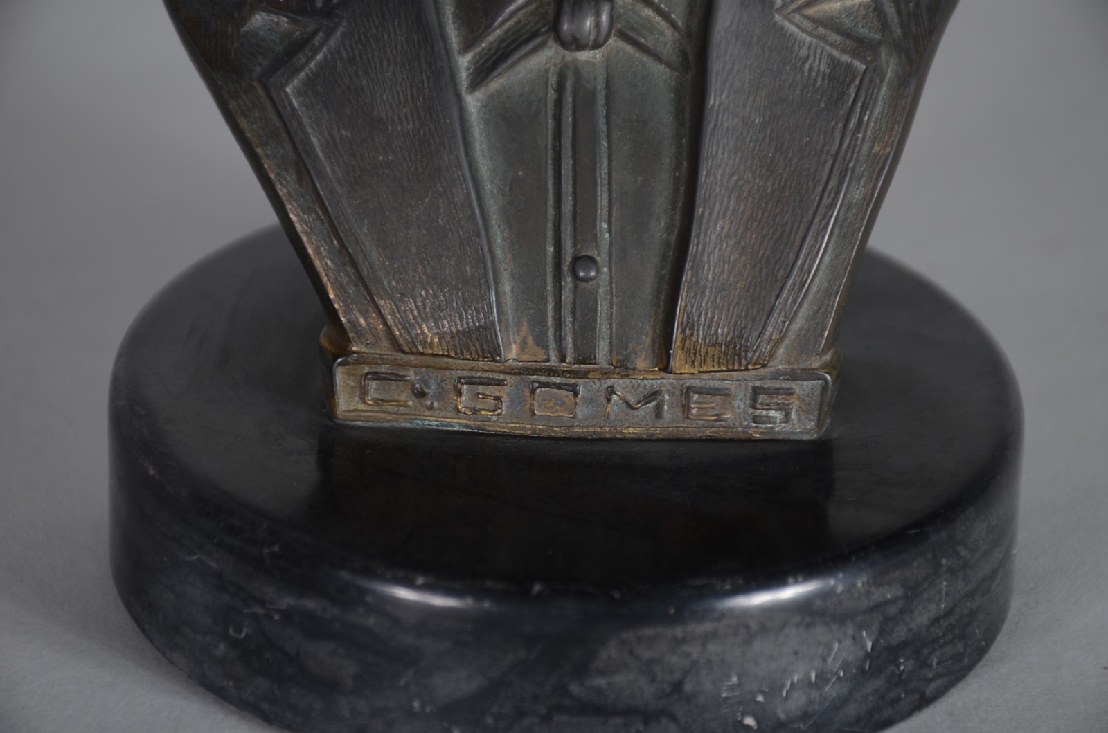Três peças diversas, sendo um busto de metal representando Carlos... - foto 7 de 7