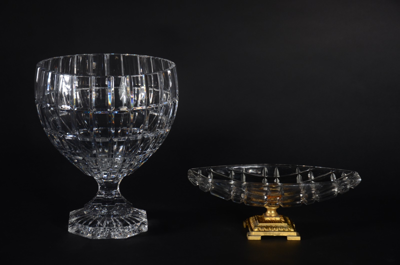 Duas fruteiras de cristal lapidado, sendo a menor com base de metal... - foto 1 de 10