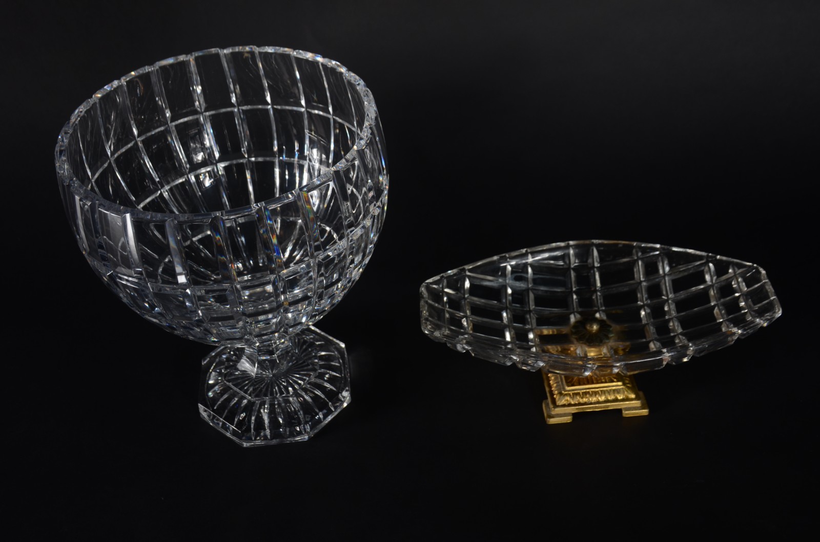 Duas fruteiras de cristal lapidado, sendo a menor com base de metal... - foto 2 de 10