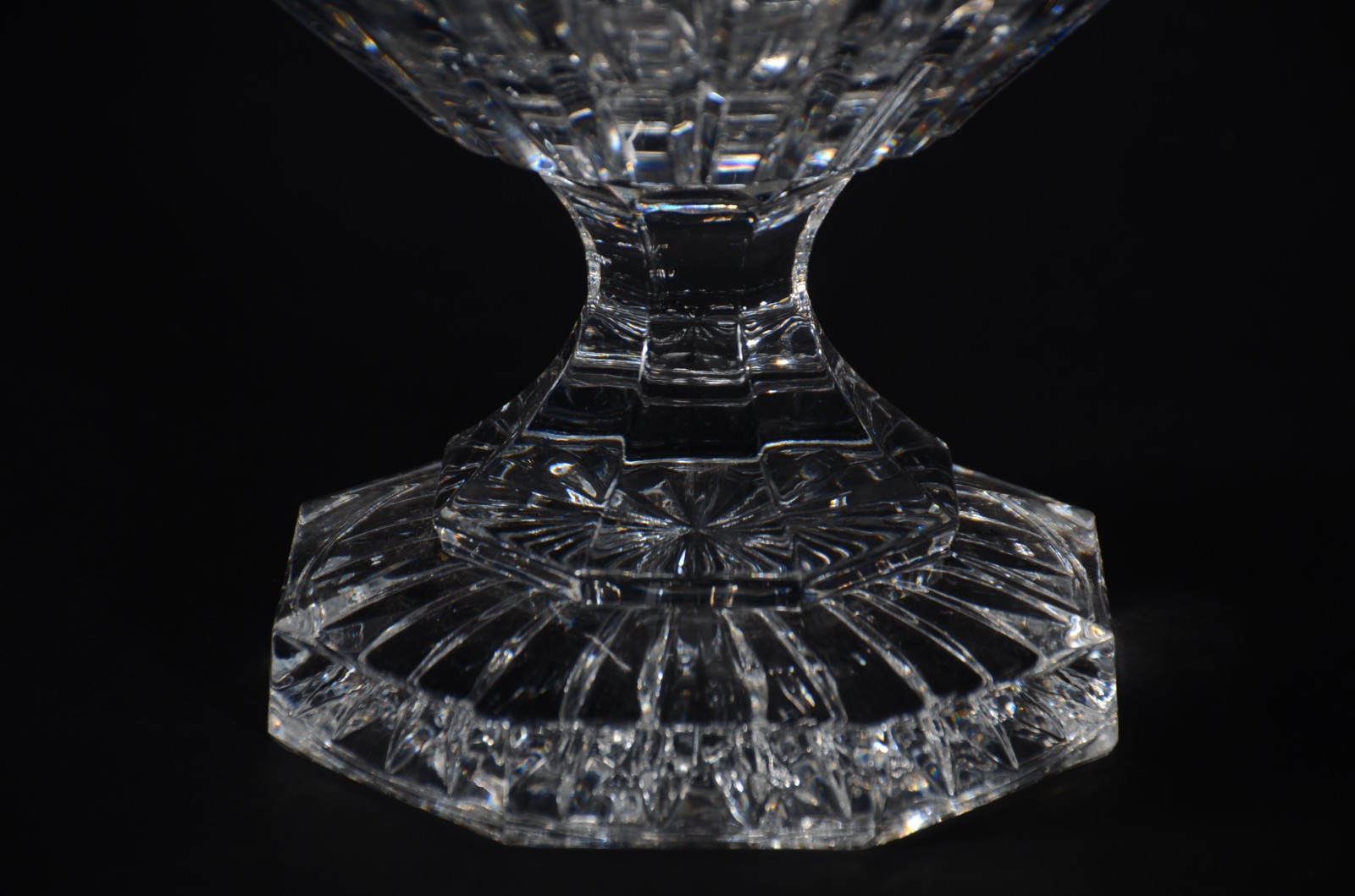 Duas fruteiras de cristal lapidado, sendo a menor com base de metal... - foto 4 de 10