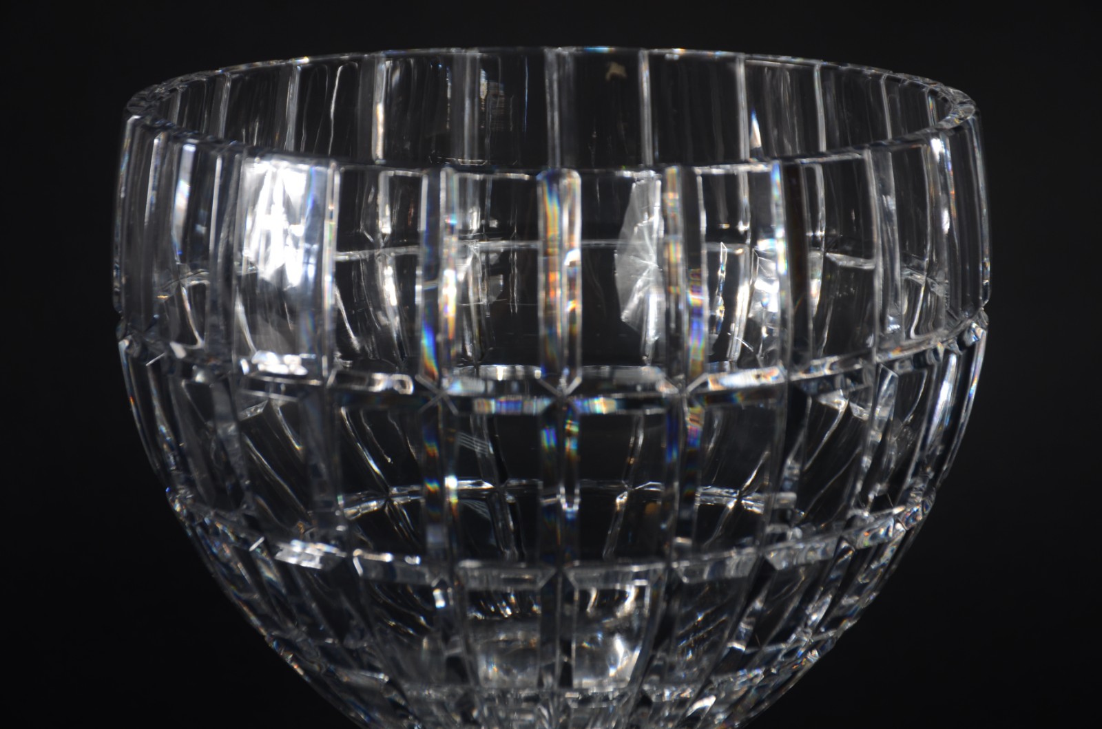 Duas fruteiras de cristal lapidado, sendo a menor com base de metal... - foto 5 de 10