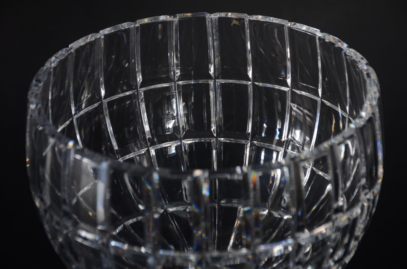 Duas fruteiras de cristal lapidado, sendo a menor com base de metal... - foto 6 de 10
