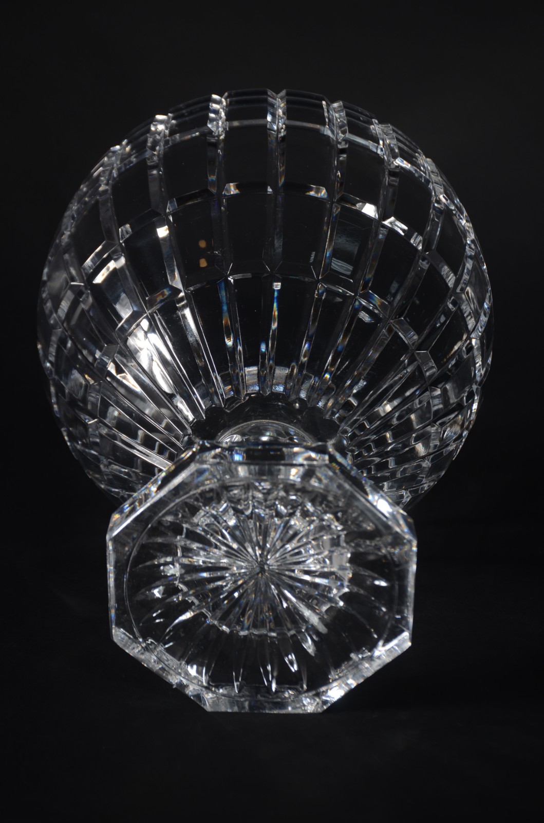 Duas fruteiras de cristal lapidado, sendo a menor com base de metal... - foto 7 de 10