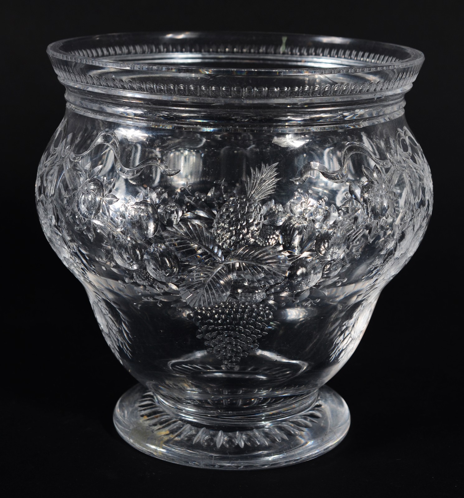 Vaso de cristal europeu lapidado com frutos e guirlandas. - foto 1 de 7
